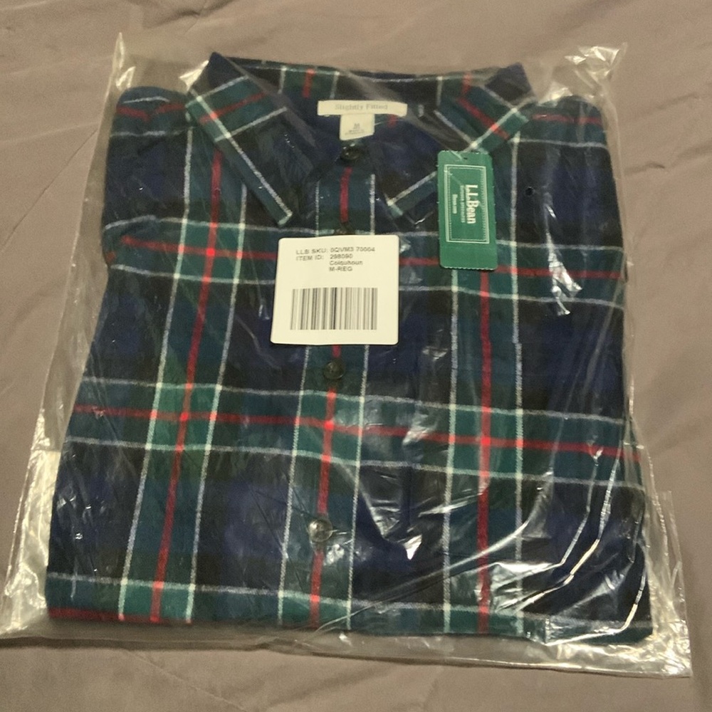 NWT L.L. Bean slightly fitted plaid flannel shirt size medium.